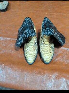 Vintage Nocana  men’s cowboy boots in python snake skin leather size 10.5 D